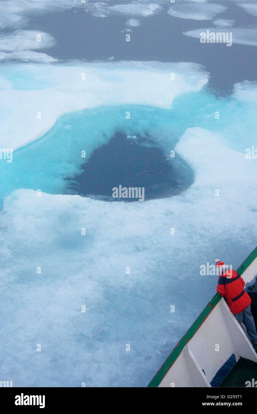 Crociera Spedizione del Nord osserva passeggero Pack ghiaccio, passaggio a Nord Ovest, Nunavut, Canada Artico Foto Stock