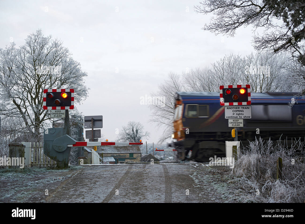 Treno passa onu gated incrocio ferroviario, Womersley, North Yorkshire, nell'Inghilterra del Nord Foto Stock
