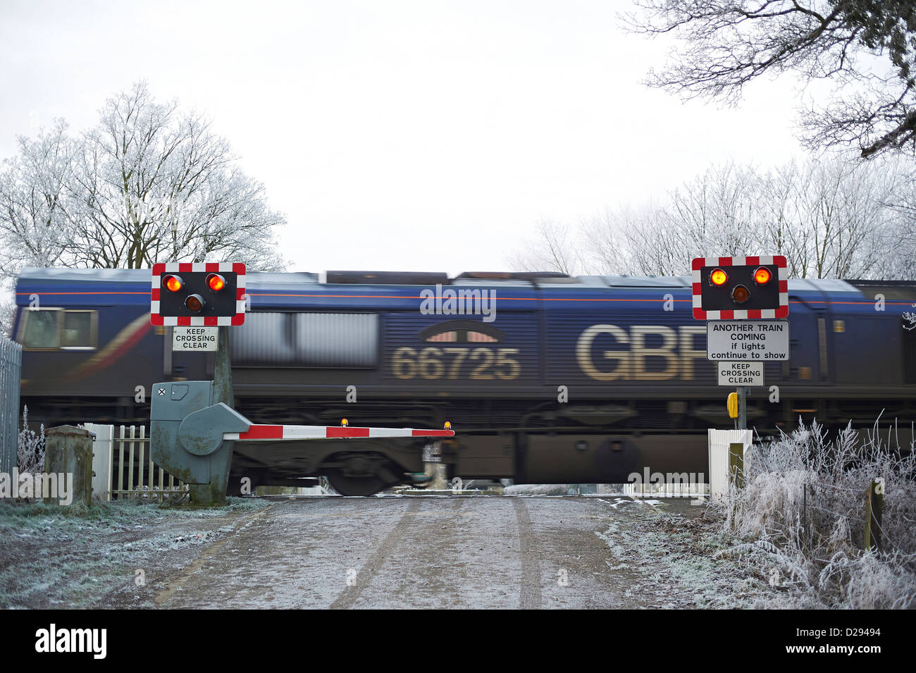 Treno passa onu gated incrocio ferroviario, Womersley, North Yorkshire, nell'Inghilterra del Nord Foto Stock