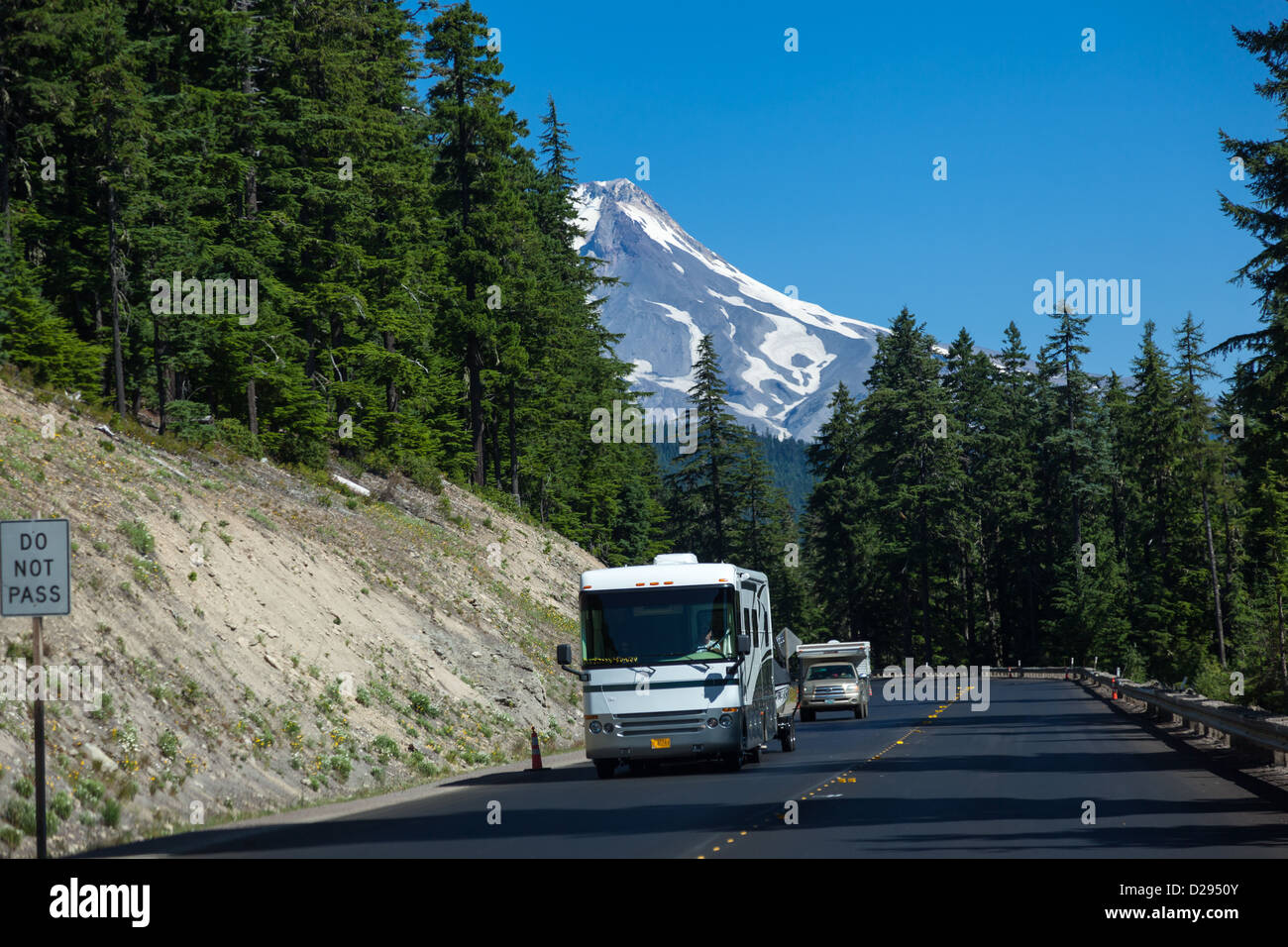 Veicoli da diporto che viaggiano su strada pittoresca vicino al Governo Camp, Oregon, Stati Uniti d'America Foto Stock