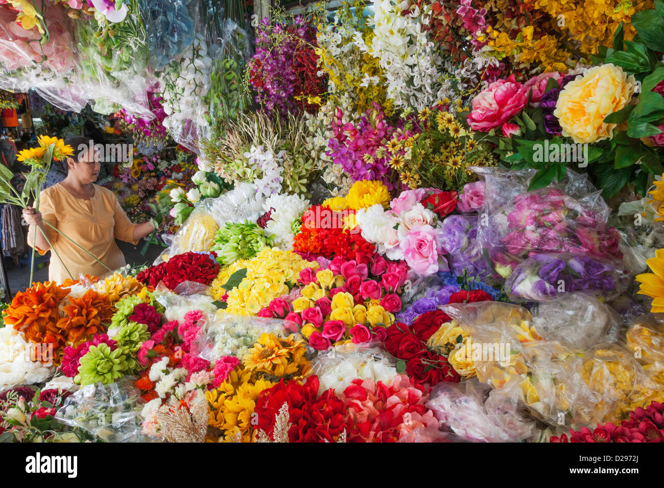 Il Vietnam, Ho Chi Minh City, il Mercato Ben Thanh, Display di fiori in plastica Foto Stock