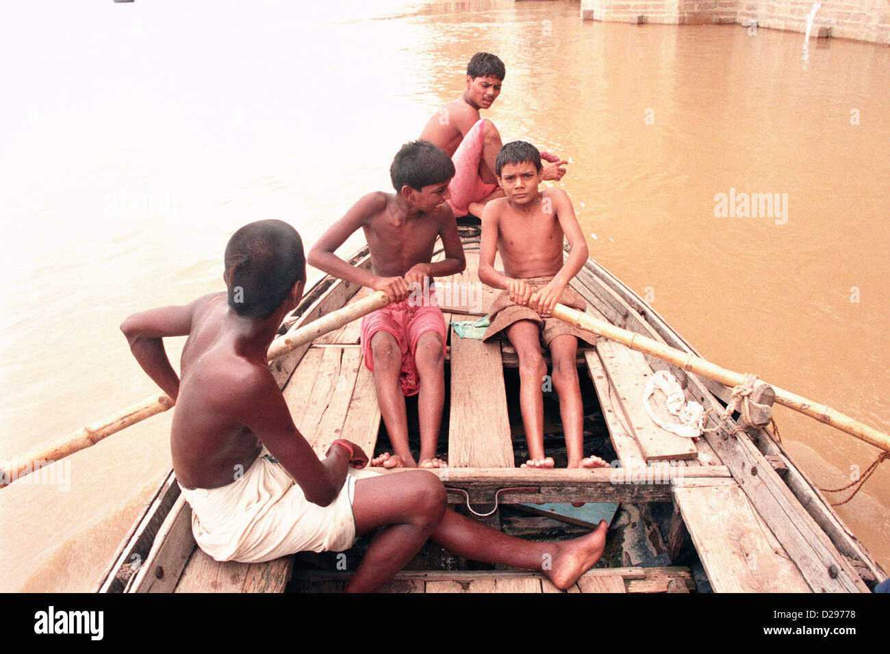 India. Bambini barca a remi sul Fiume Gange. Foto Stock