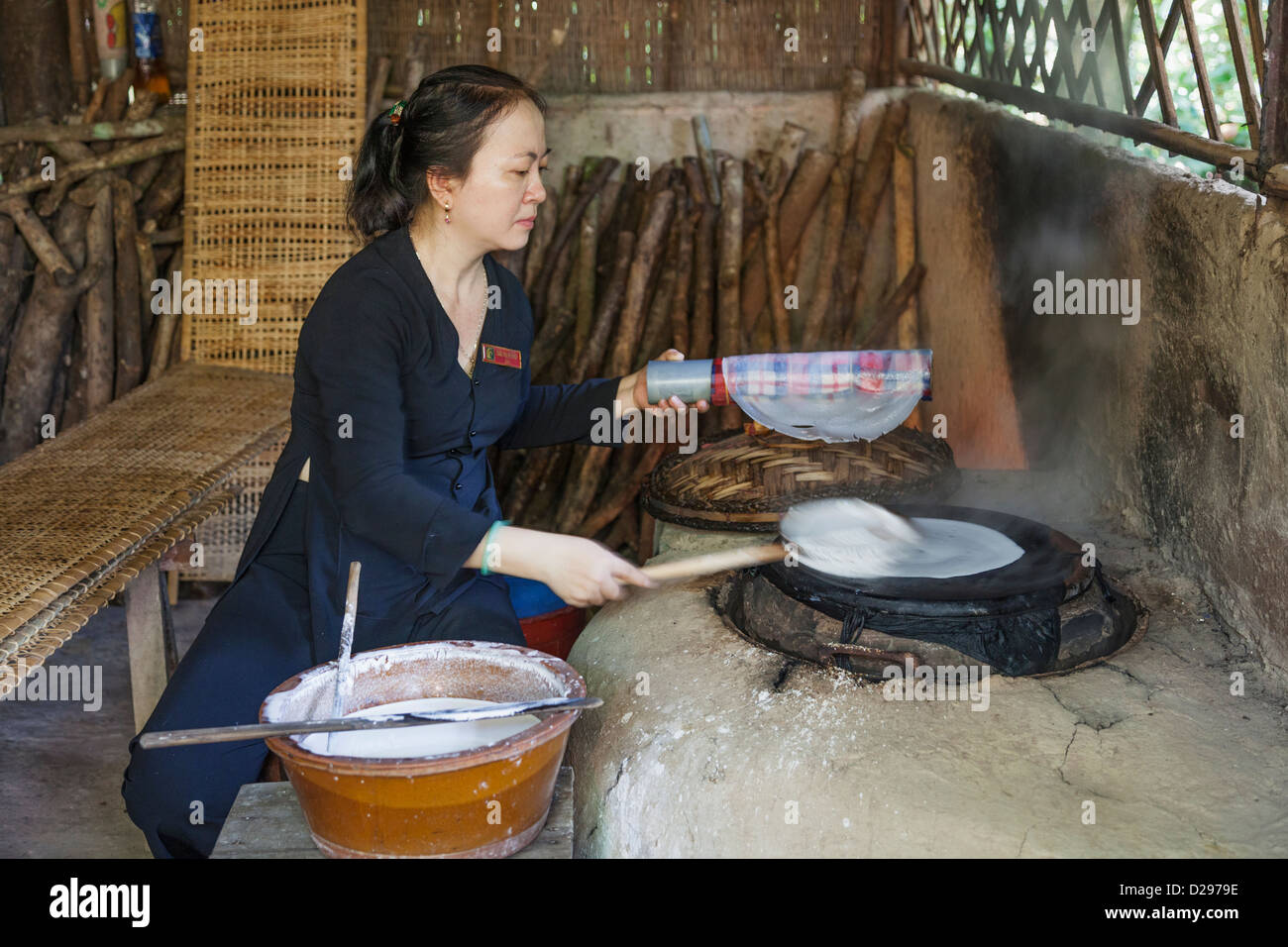 Il Vietnam, Ho Chi Minh City, Tunnel di Cu Chi, dimostrazione di riso per la fabbricazione della carta Foto Stock