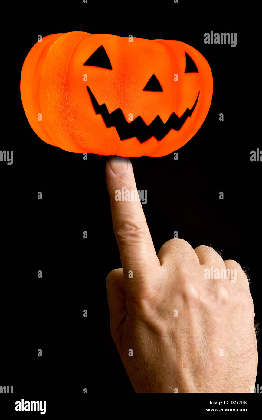 Il bilanciamento di una zucca di Halloween a th Foto Stock