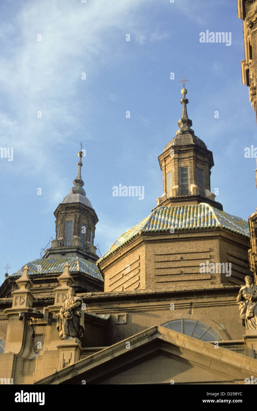 Spagna a Saragozza. Basilica de Nuestra Senora del Pilar. Dettaglio con tetto di tegole. Foto Stock