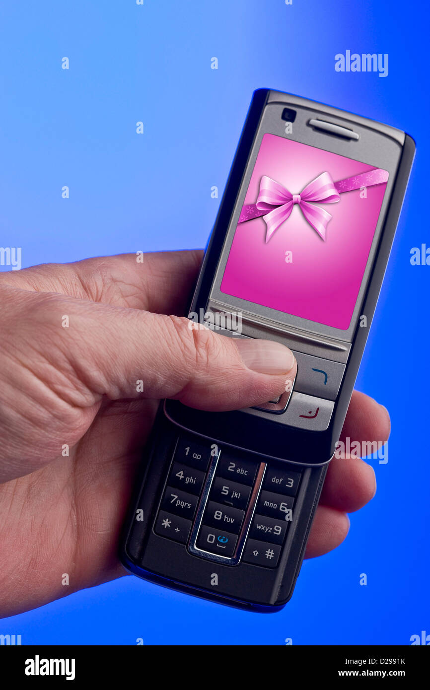Telefono cellulare nella mano sinistra Foto Stock