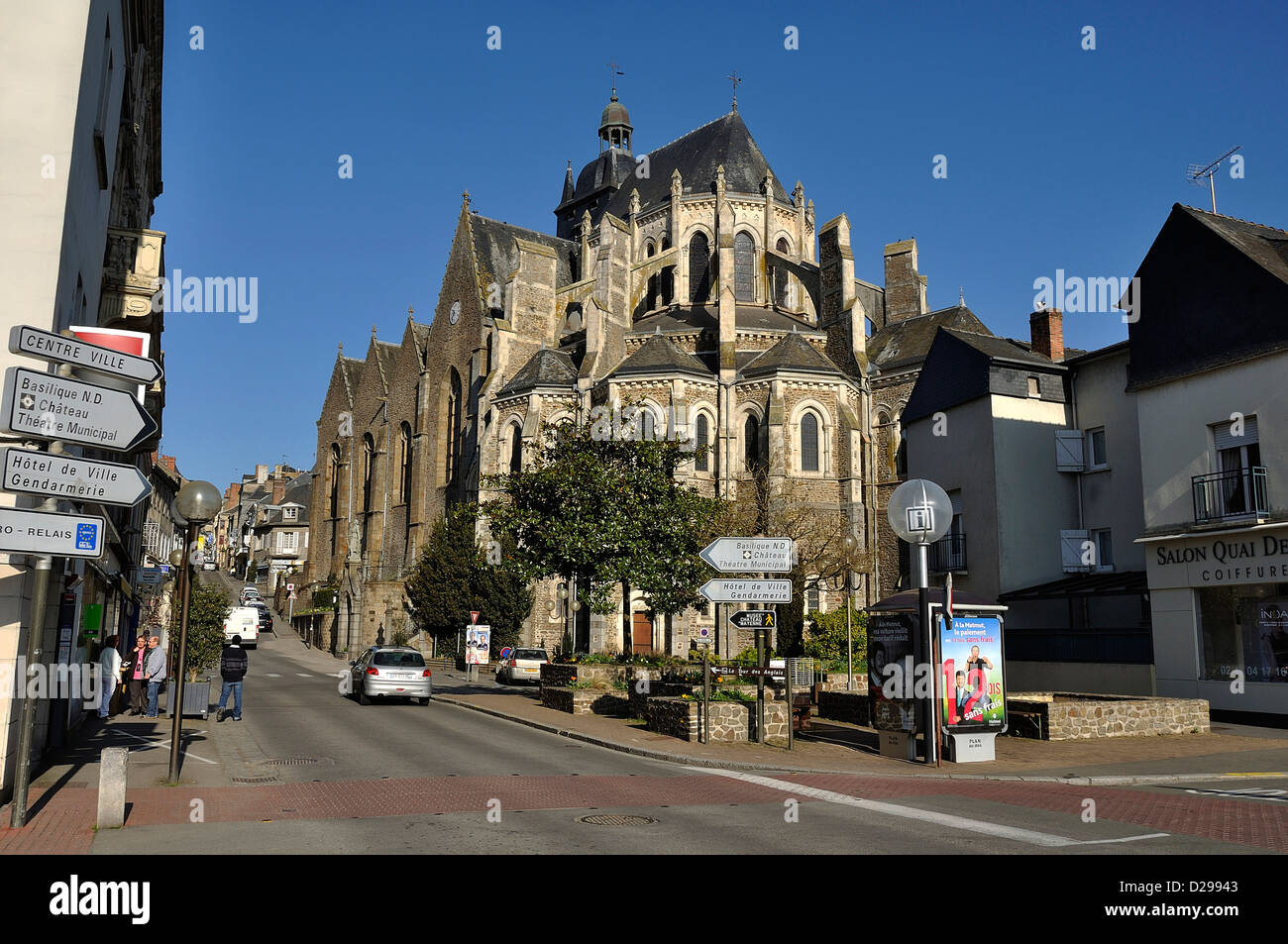 Basilica : "Notre Dame des miracles", composito edificio del XII, il XVI e il XIX secolo, in Mayenne città (Francia). Foto Stock