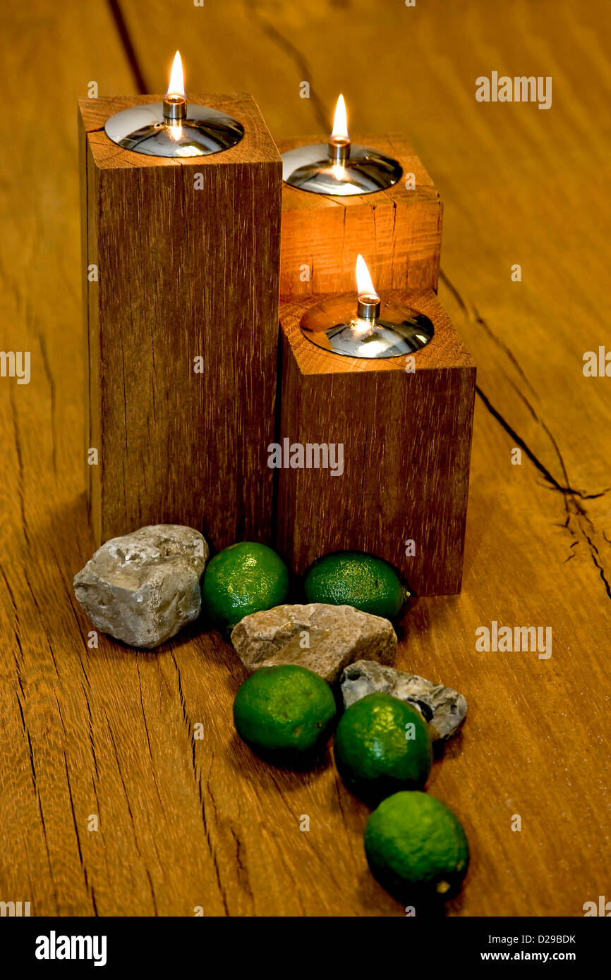 Tre lampade ad olio su tavola Foto Stock