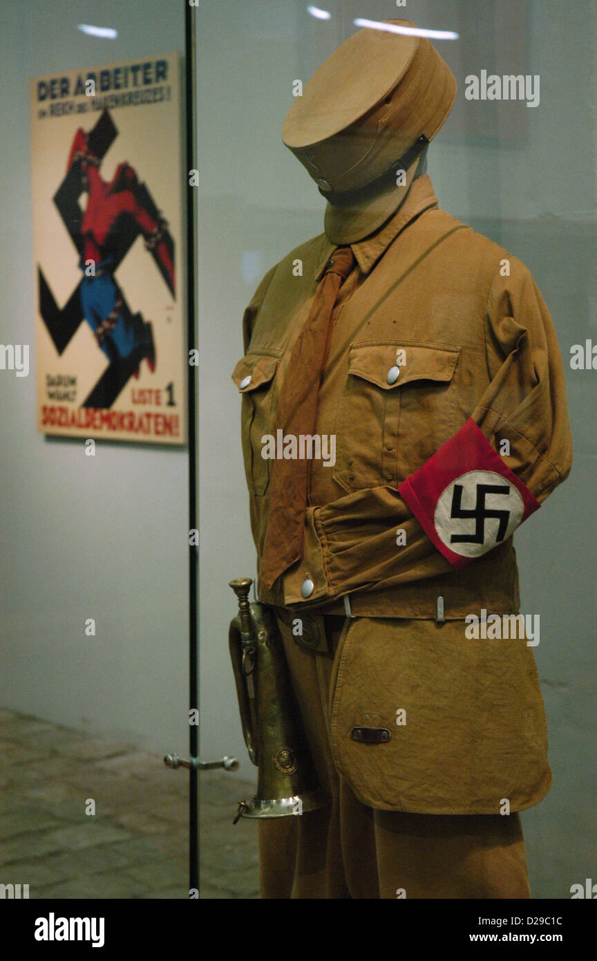 SA (Sturmabteilung) uniforme. Nazista gruppo paramilitare. Campo di concentramento di Sachsenhausen museo. Oranienburg. Germania. Foto Stock
