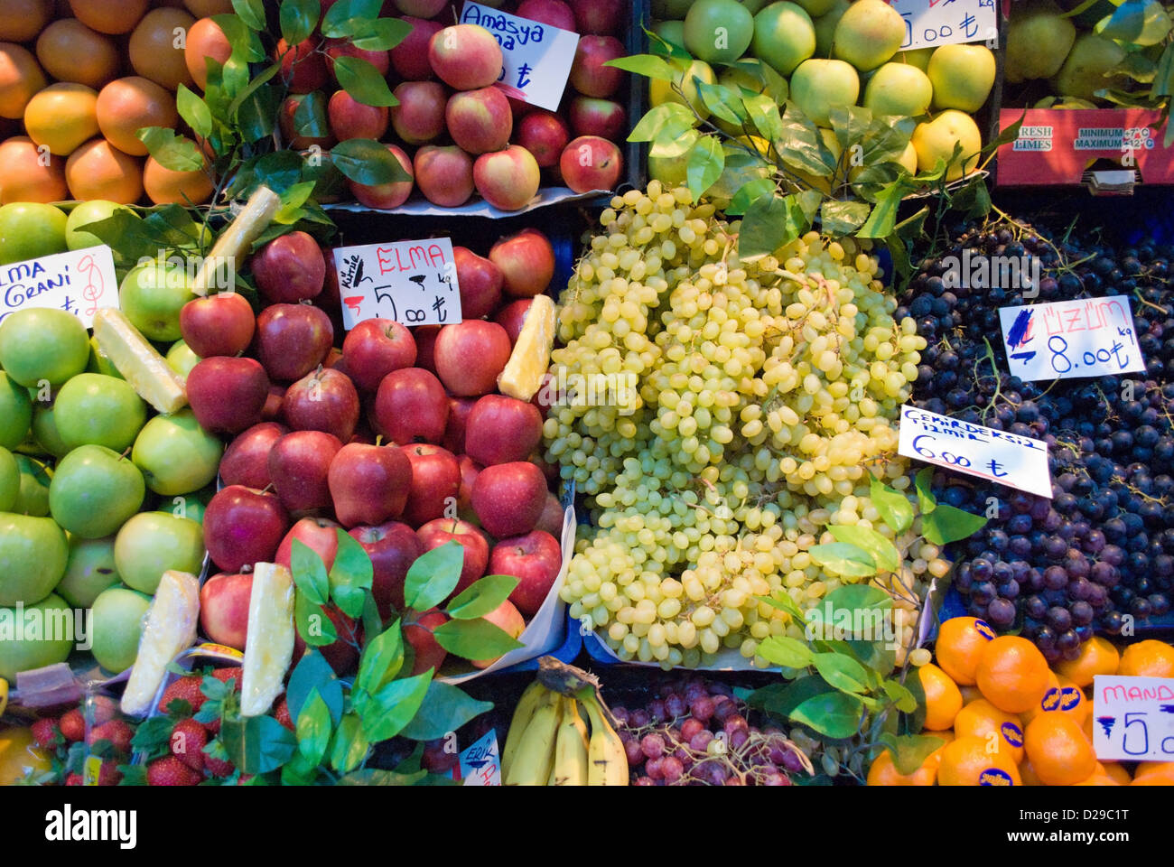 Frutta sul display nel mercato di Istanbul Foto Stock