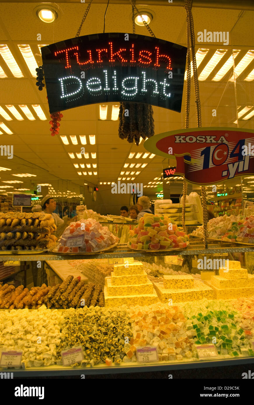 Caramelle compresi Halva sul display in turco il negozio di dolci di Istanbul. Foto Stock