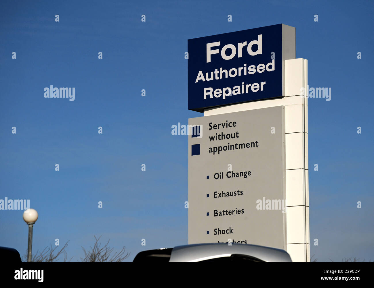 Ford autorizzata la riparazione il concessionario segno BRIGHTON REGNO UNITO Foto Stock