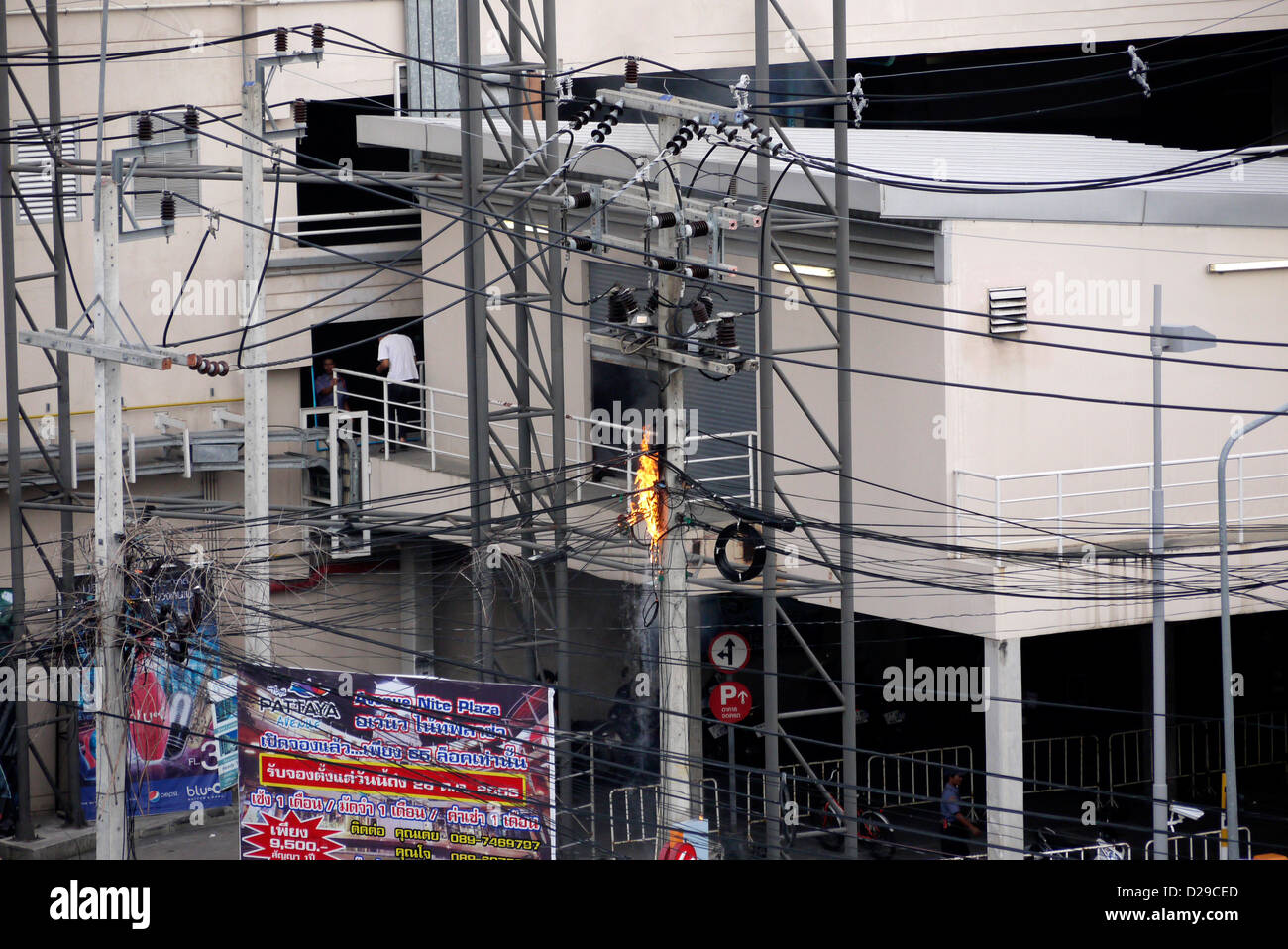 Outdoor cavi elettrici di potenza sul fuoco fuori dell'Avenue Shopping Mall parcheggio auto in Pattaya Thailandia Foto Stock