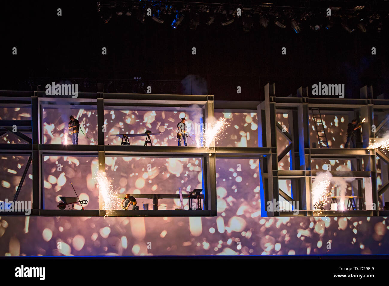 Ford Motor Company ha montrato lavoratori edili che si prepara a presentare il suo nuovo concetto di Atlas pickup truck Foto Stock