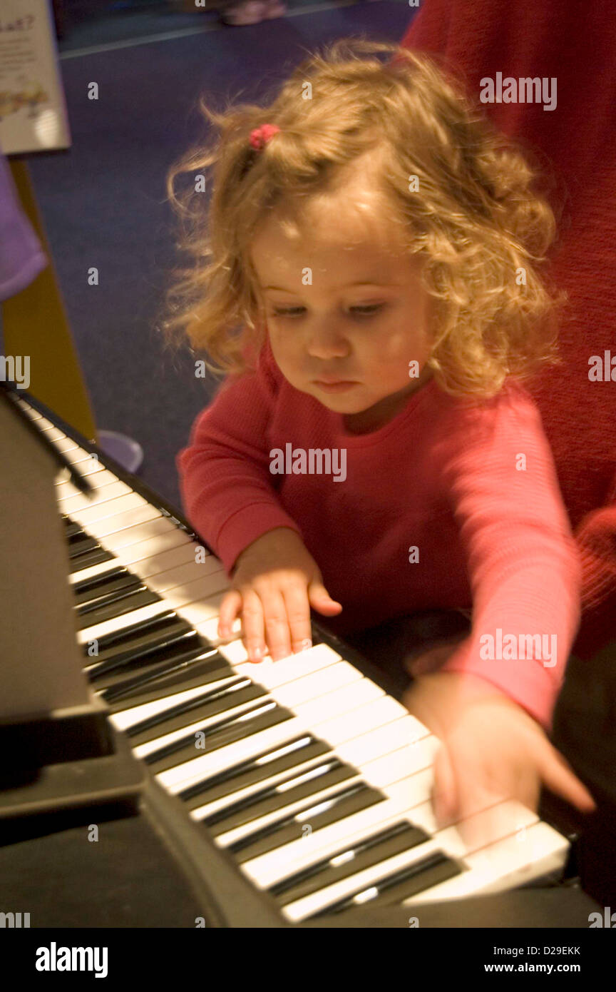 Due anno vecchia ragazza suonare il pianoforte Foto Stock
