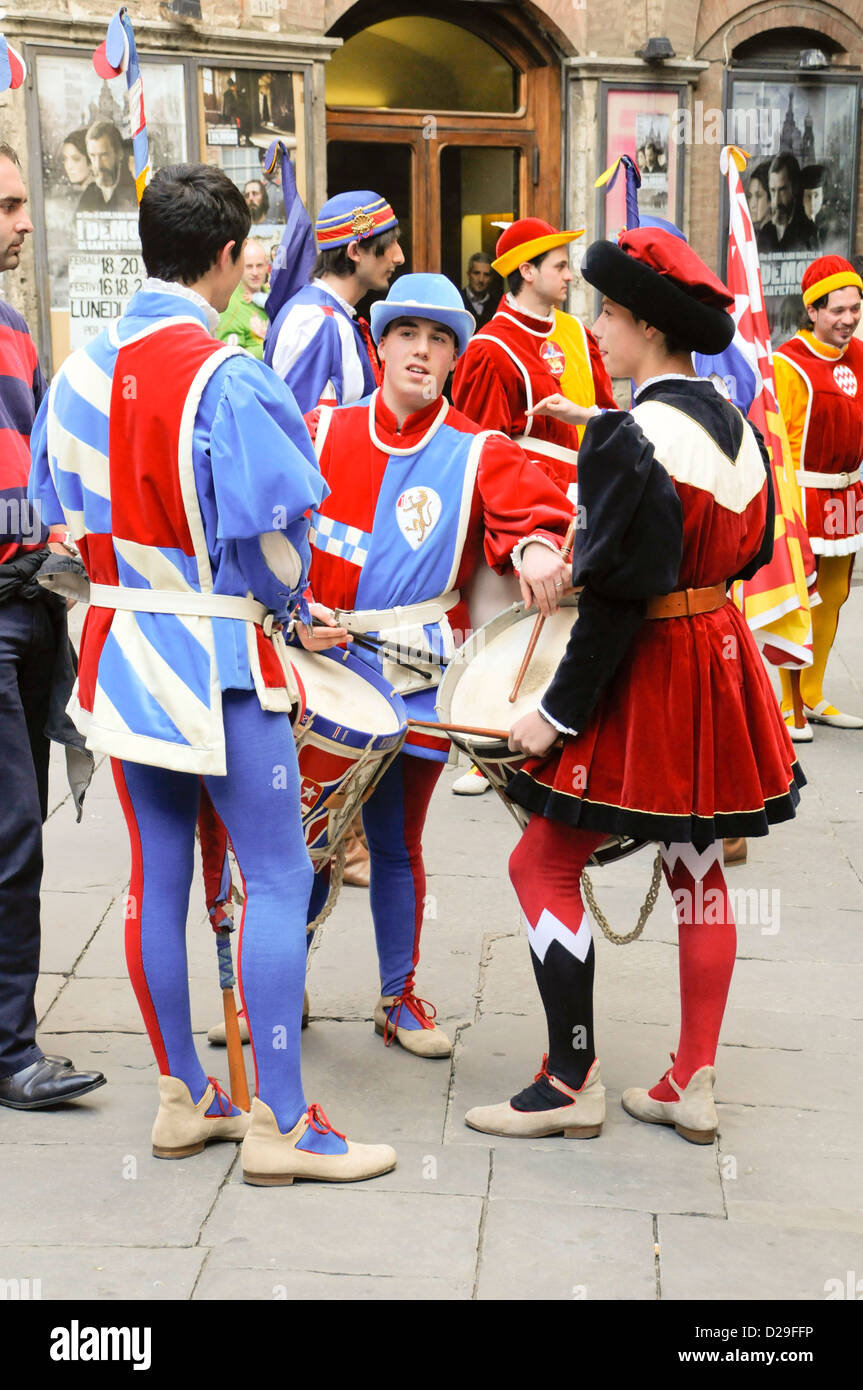 Costumi medievali immagini e fotografie stock ad alta risoluzione - Alamy