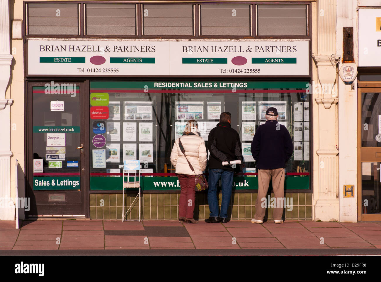 Le persone in cerca di Agenti Immobiliari finestra Foto Stock
