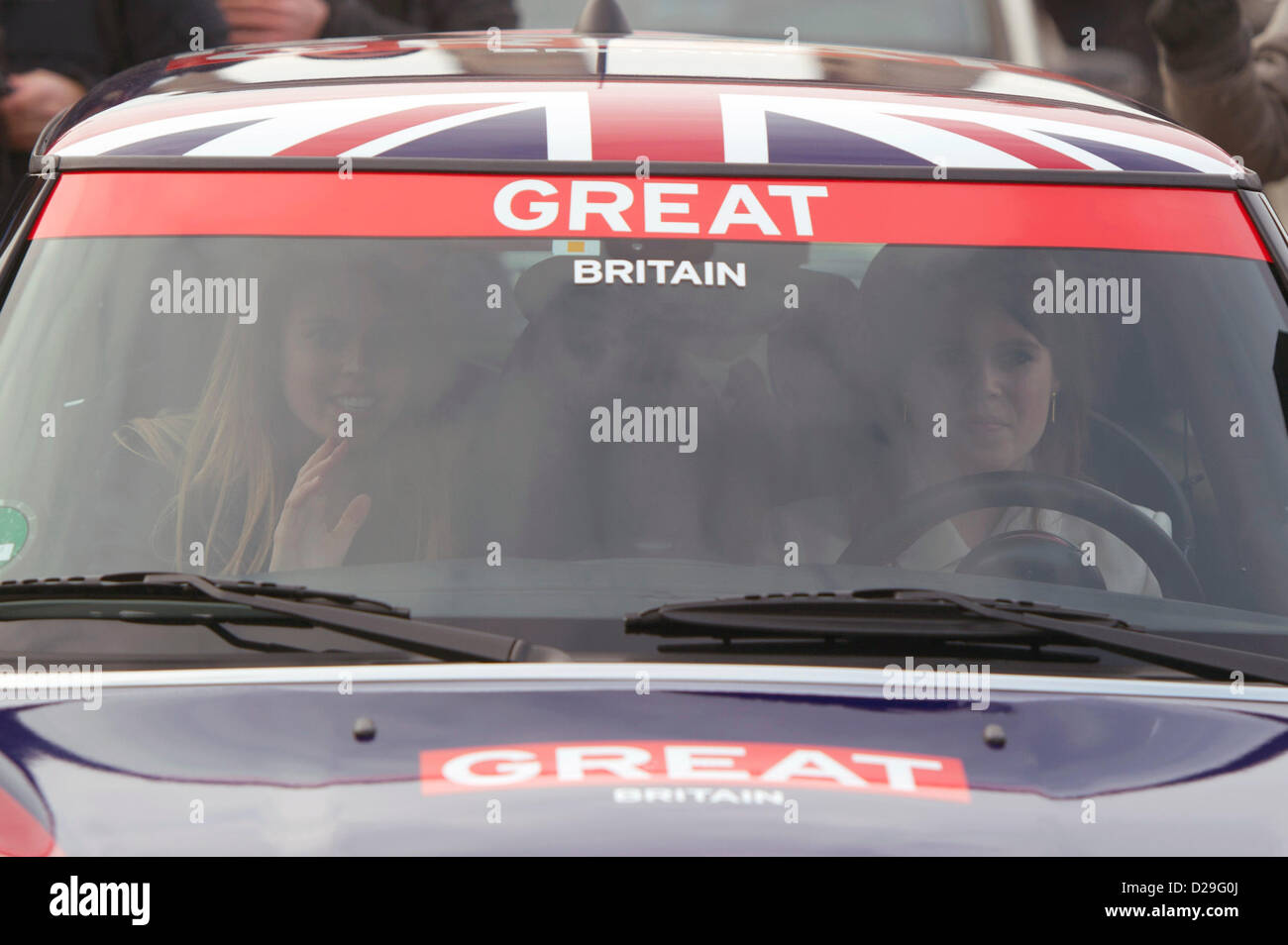 Prinzessin Eugenie von York (l) fährt am 17.01.2013 in Berlin beim Start der "Gran Bretagna Mini Tour 2013' über den Pariser Platz, während ihre Schwester Beatrice von York neben ihr sitzt. Die Enkelinnen der Regina besuchten die Hauptstadt, um eine großangelegte Werbeaktion für Ihre Heimat Großbritannien vorzustellen. Foto: Marc Tirl/dpa +++(c) dpa - Bildfunk+++ Foto Stock