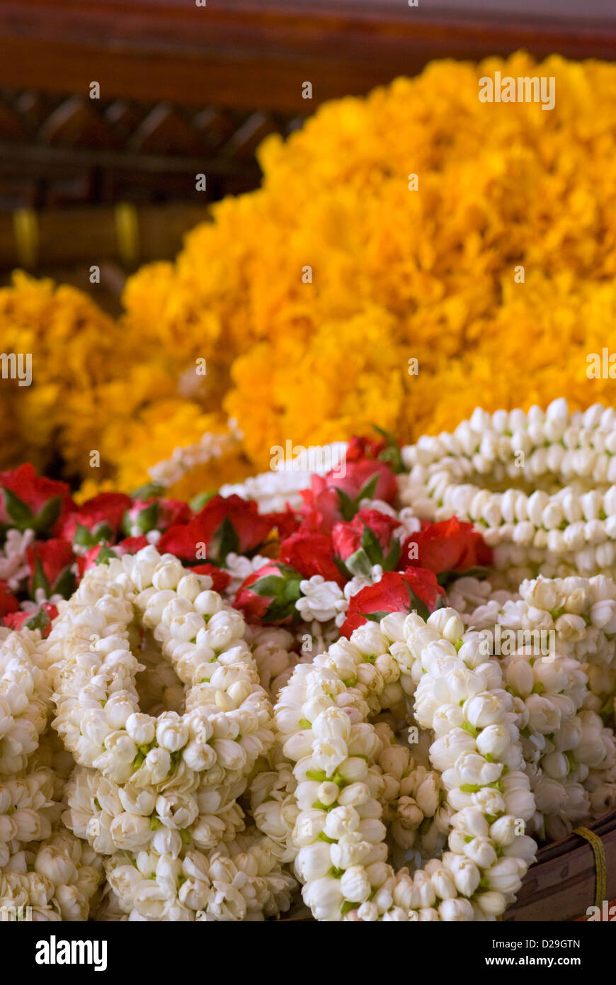 Ghirlande di fiori a tempio in thailandi Foto Stock