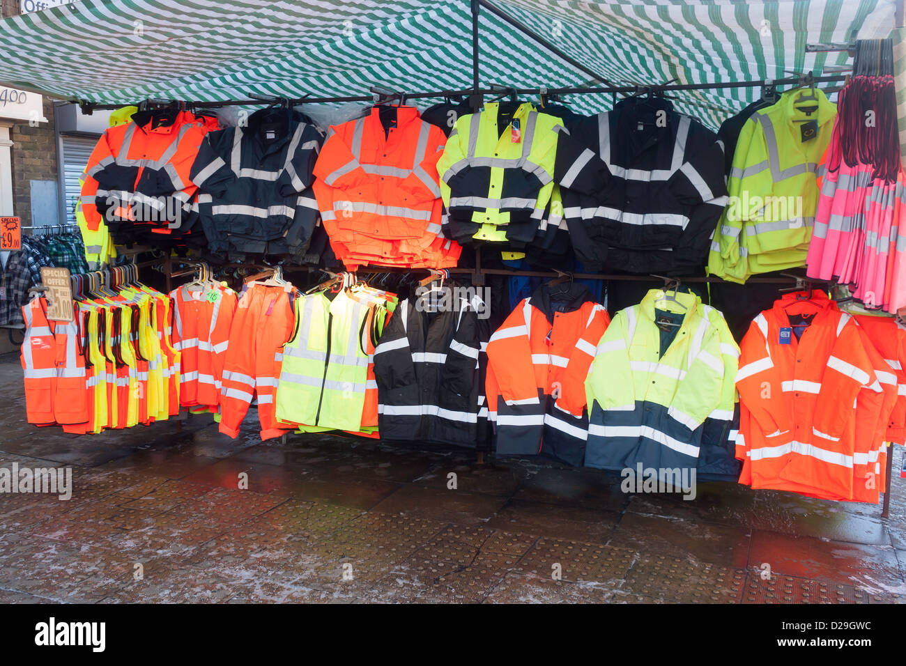 Basso costo ad alta visibilità abbigliamento da lavoro in vendita da un mercato in stallo nel nord dell'Inghilterra Foto Stock