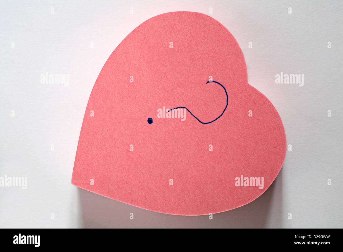 ? messaggio scritto su un blocco di post-it rosa a forma di cuore isolato su sfondo bianco Foto Stock