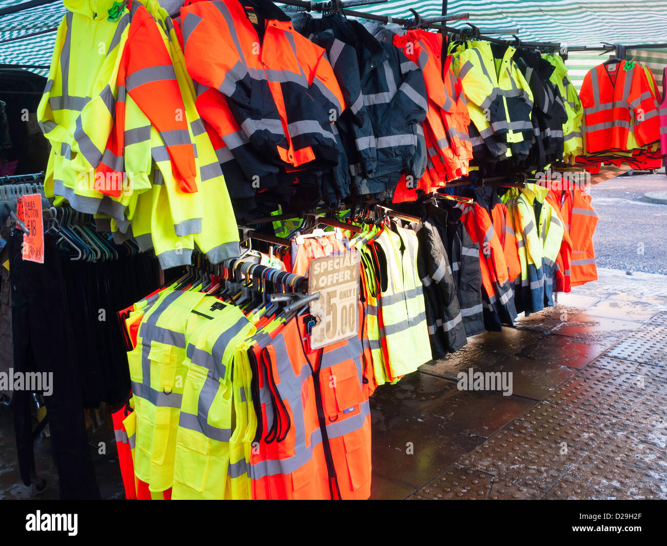 Basso costo ad alta visibilità abbigliamento da lavoro in vendita da un mercato in stallo nel nord dell'Inghilterra Foto Stock