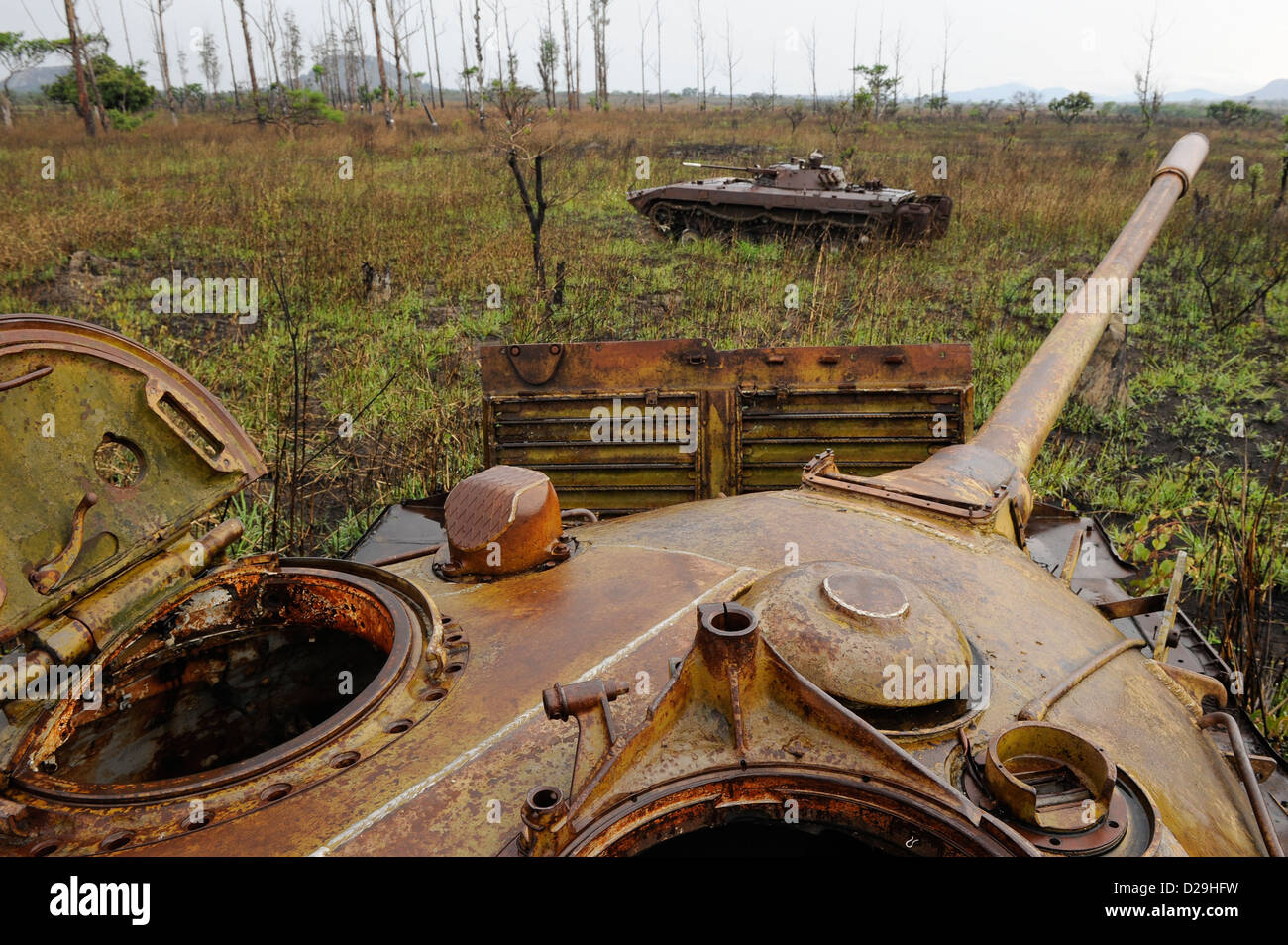 Africa ANGOLA, relitto del vecchio carro armato russo sovietico T-54 e BMP-1 dalla guerra civile tra l'MPLA e l'UNITA vicino a Quibala, alcune zone hanno ancora mine terrestri Foto Stock