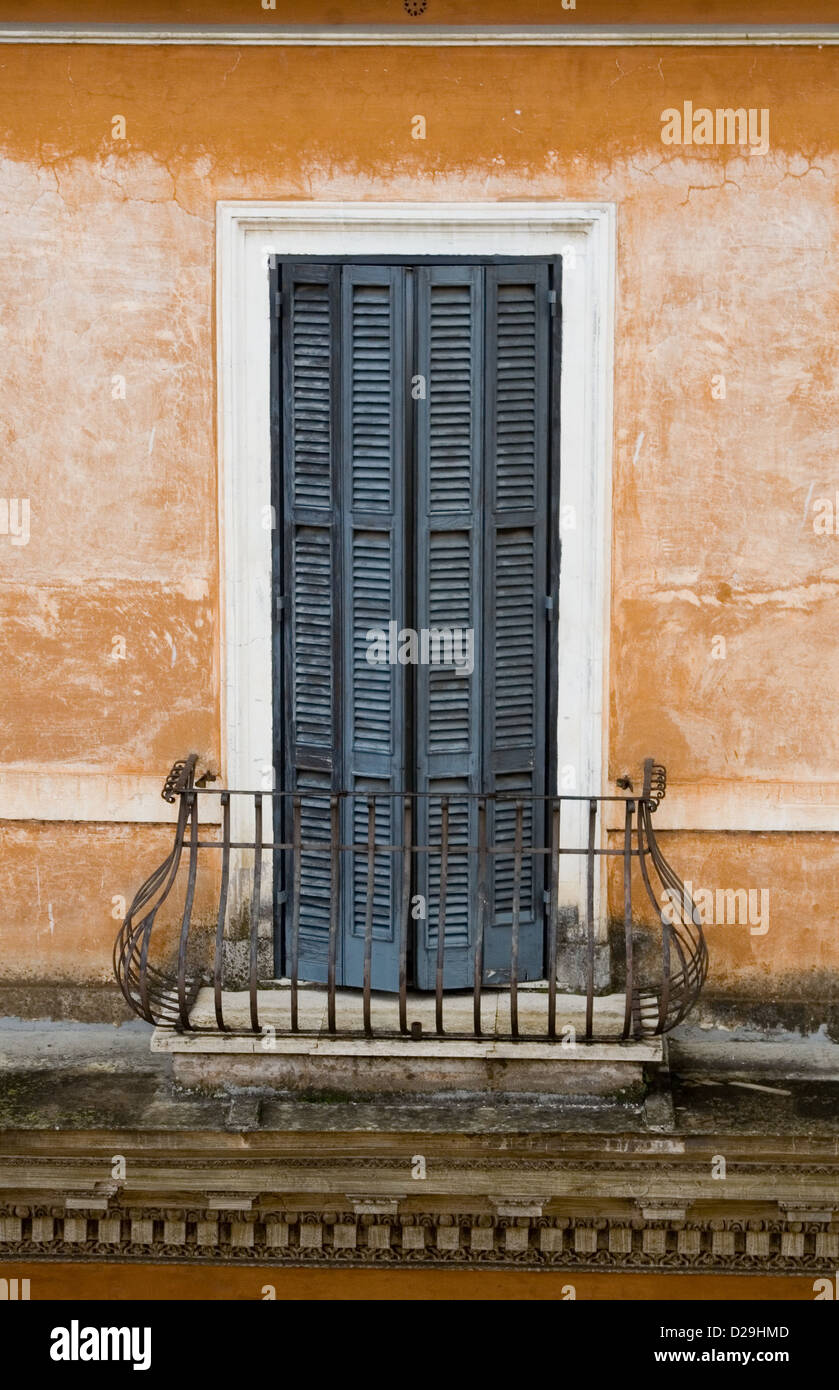 Balcone con finestre francesi otturatori Foto Stock