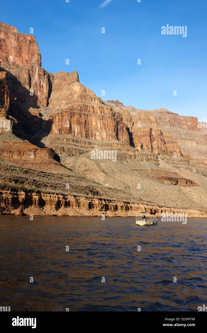 Barca sul fiume Colorado fondo del Grand Canyon Arizona USA Foto Stock