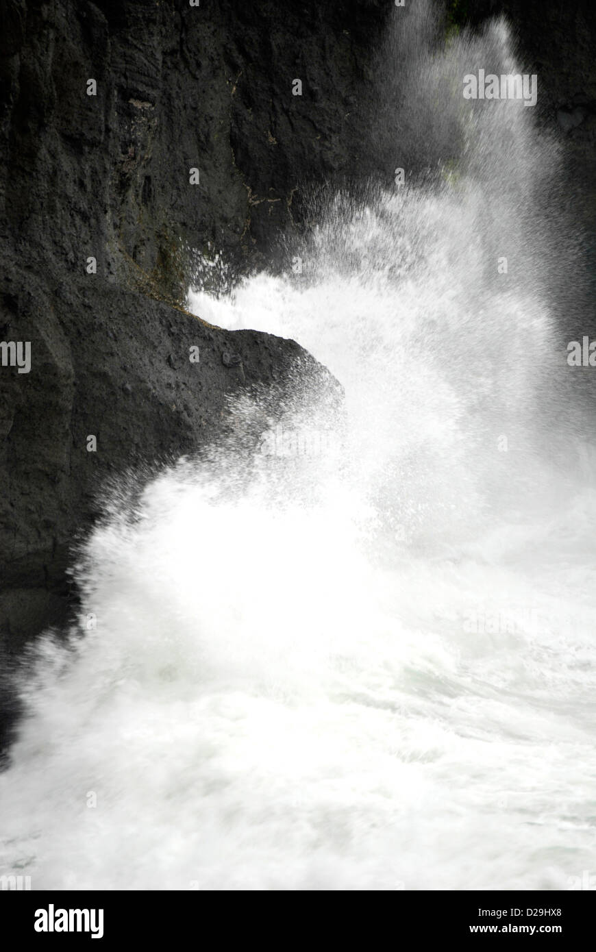 Ocean Wave si infrangono sulla costa rocciosa Foto Stock