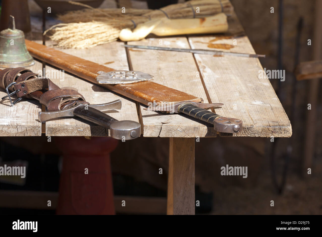 Due vecchie spade su di un tavolo di lavoro di un arma smith sul mercato medievale in gruissan, Francia meridionale Foto Stock