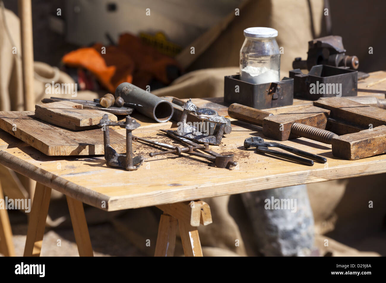 Piano di lavoro di un'arma smith sul mercato medievale in gruissan, Francia meridionale Foto Stock