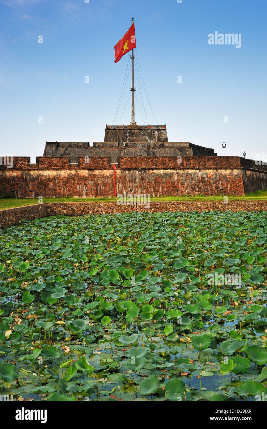 Cittadella, tonalità, Vietnam - bandiera vietnamita sulla cittadella Foto Stock
