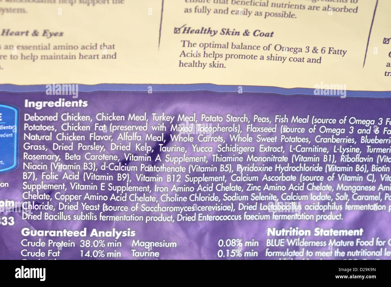 Lista degli ingredienti sulla confezione di sano gatto secco cibo Foto Stock