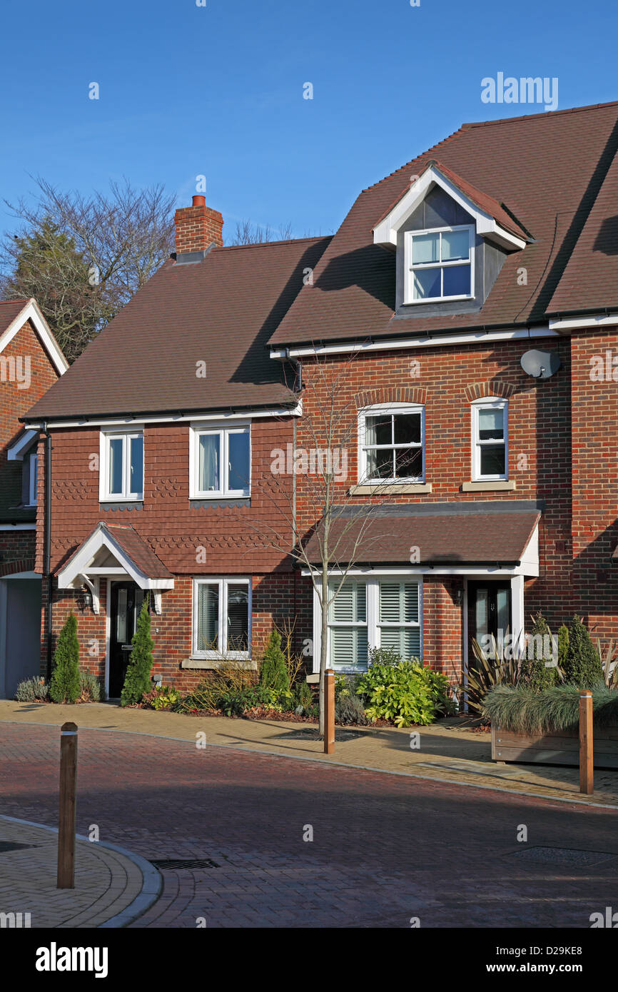 Recentemente completato lo sviluppo di alloggiamento in East Sussex, Regno Unito. Basso e tradizionale stile di salita con mattoni e piastrelle di costruzione. Foto Stock