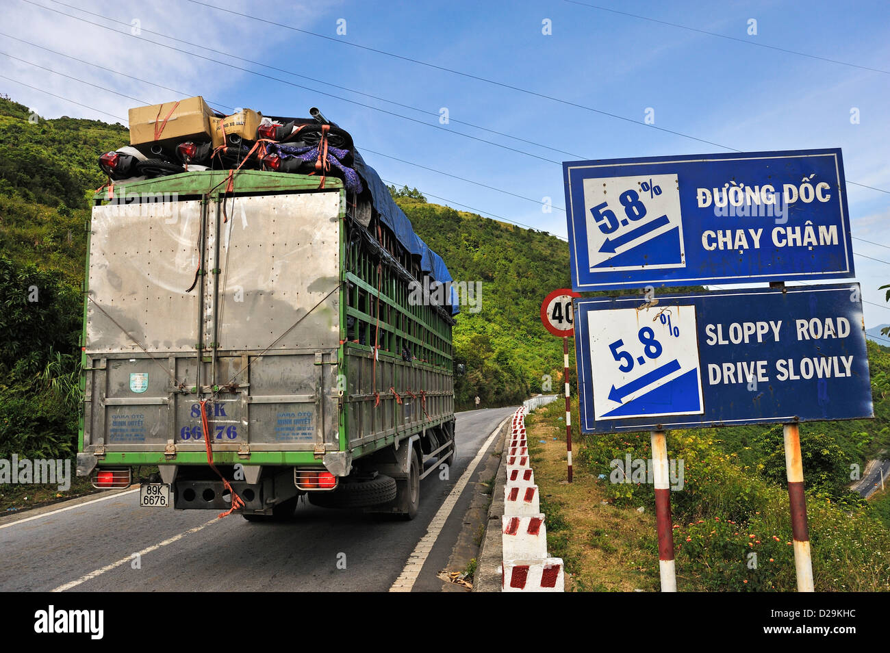 Camion che percorre il passo hai Van / la strada del "passo delle nuvole" tra da nang e Hue, Vietnam Foto Stock