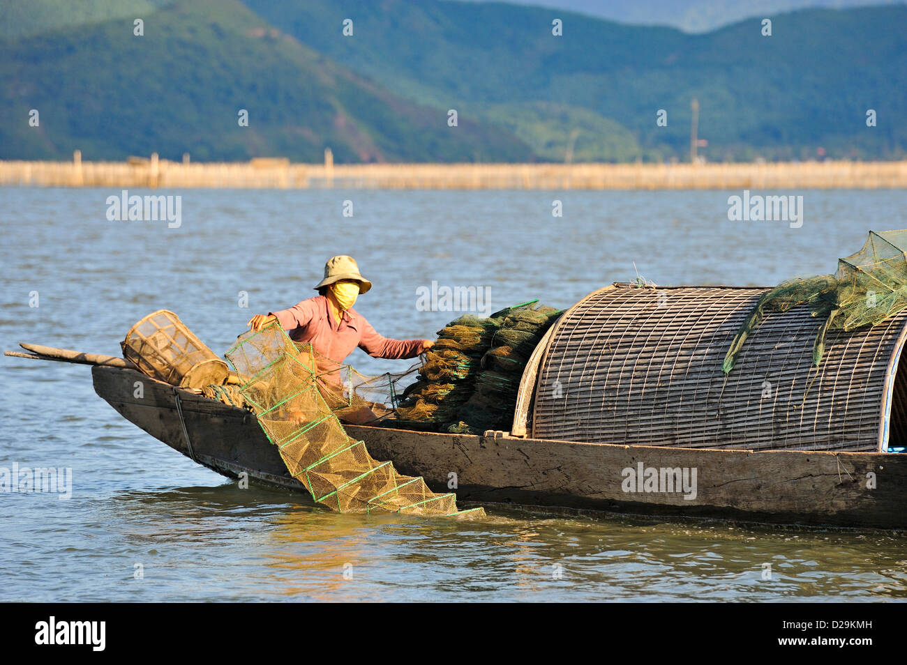 Pescatore con trappola di pesca, l'unità PHU Loc lago laguna, Vietnam Foto Stock