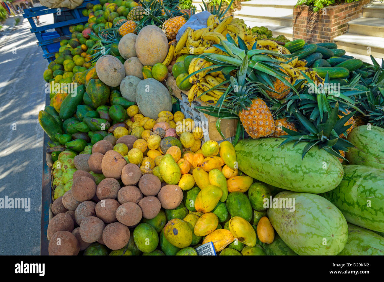 Carrello / stallo del mercato pieno di frutta tropicale a Punta Cana, Repubblica Dominicana, dei Caraibi Foto Stock