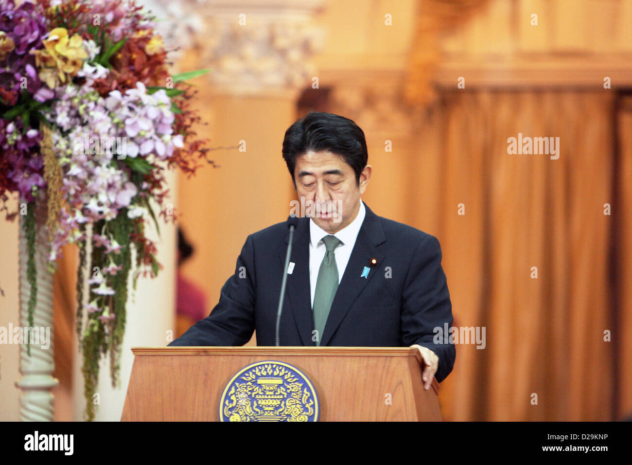 17 gen 2013. Bangkok, Tailandia. Shinzo Abe, Giappone il primo ministro nel corso di una conferenza stampa presso la sede del governo. Abe diventa primo Primo Ministro giapponese a visitare la Thailandia in 11 anni . Il primo ministro giapponese è arrivato in Thailandia il giovedì.Egli ha visitato Thai-Nichi Institute of Technology ed è stato concesso un udienza con Sua Maestà il Re a Sua Altezza Reale la Principessa Galyani Vadhana Auditorium presso Ospedale Siriraj prima di colloqui con Ms Yingluck presso la sede del governo. Foto Stock