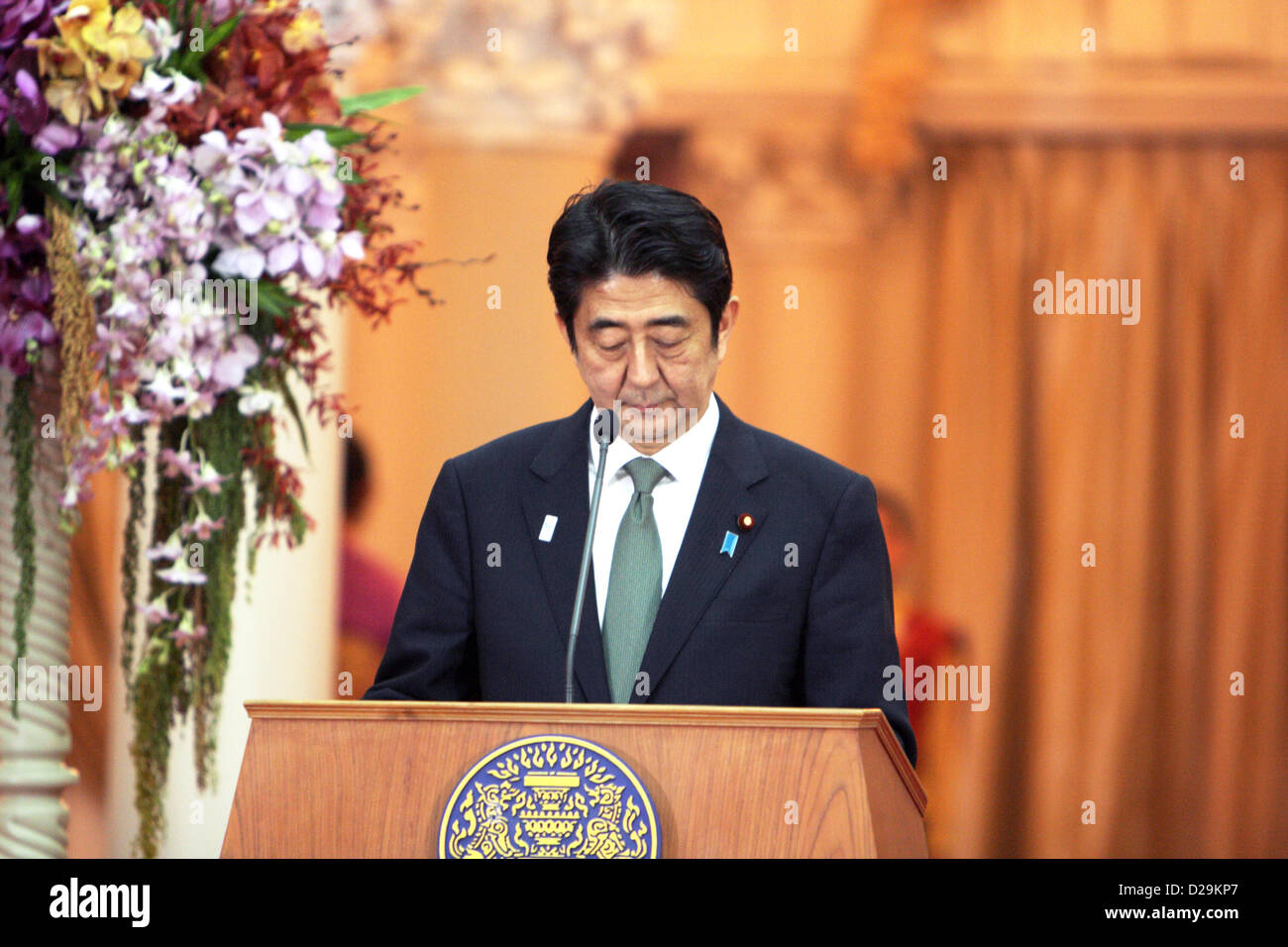 17 gen 2013. Bangkok, Tailandia. Shinzo Abe, Giappone il primo ministro nel corso di una conferenza stampa presso la sede del governo. Abe diventa primo Primo Ministro giapponese a visitare la Thailandia in 11 anni . Il primo ministro giapponese è arrivato in Thailandia il giovedì.Egli ha visitato Thai-Nichi Institute of Technology ed è stato concesso un udienza con Sua Maestà il Re a Sua Altezza Reale la Principessa Galyani Vadhana Auditorium presso Ospedale Siriraj prima di colloqui con Ms Yingluck presso la sede del governo. Foto Stock