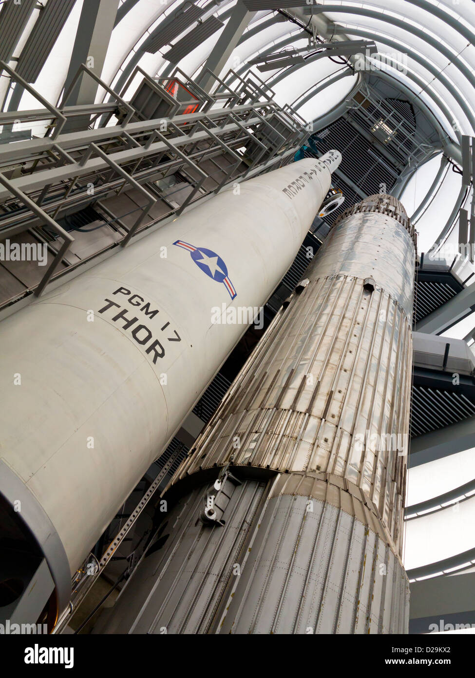 Thor e Blue Streak razzi sul Rocket Tower presso il Centro Spaziale Nazionale una scienza attrazione turistica Leicester Inghilterra REGNO UNITO Foto Stock