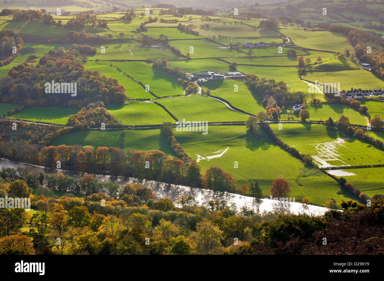 Saturo di acqua campi lungo il fiume Wye in Powys vicino a Builth Wells Foto Stock