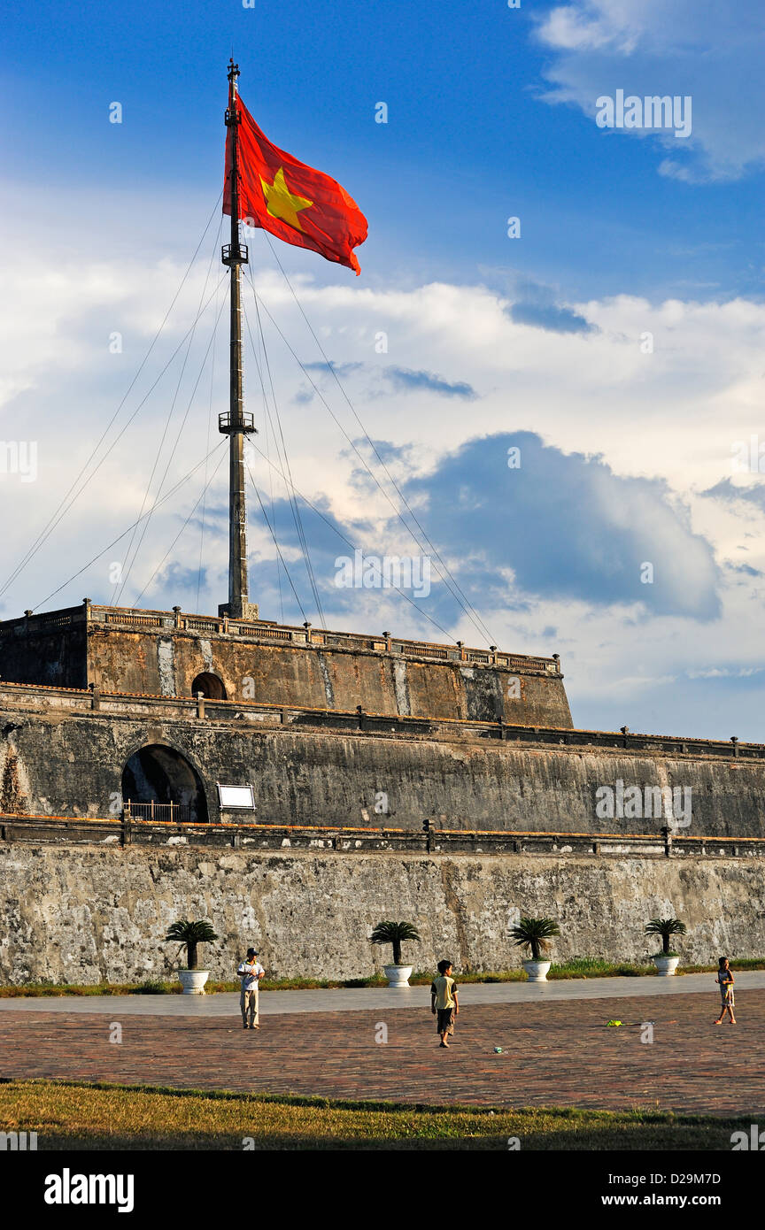 Hue, Vietnam - bandiera vietnamita sulla Cittadella Foto Stock