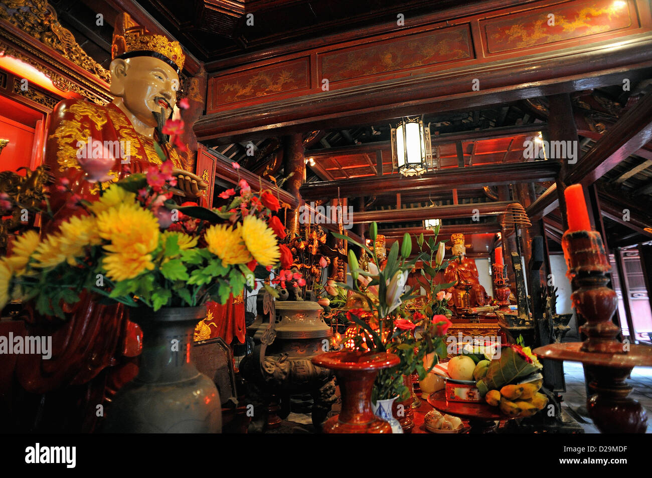 Statua di Confucio all'interno dai Bai Duong Pavilion, il Tempio della Letteratura, Hanoi, Vietnam Foto Stock