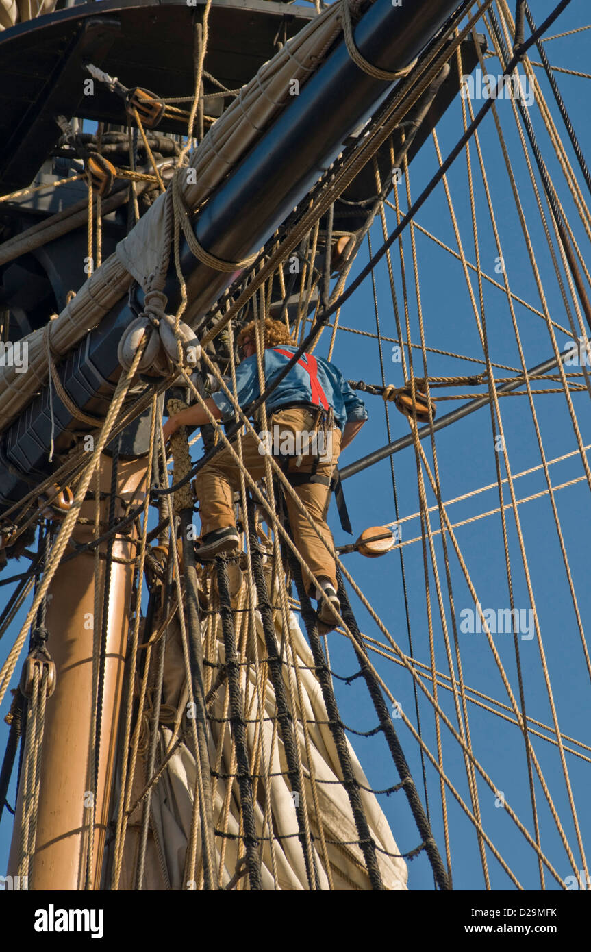 Tall Ship equipaggio mettendo via vele Foto Stock