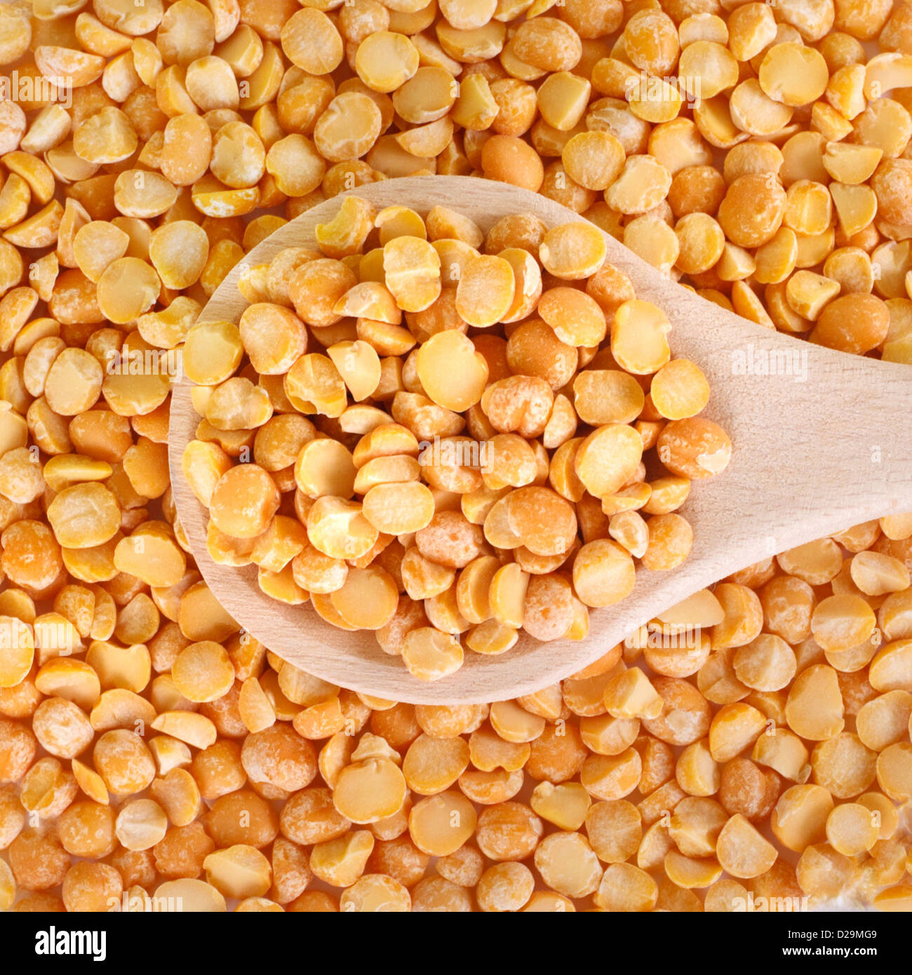 Piselli secchi in cucchiaio di legno Foto Stock