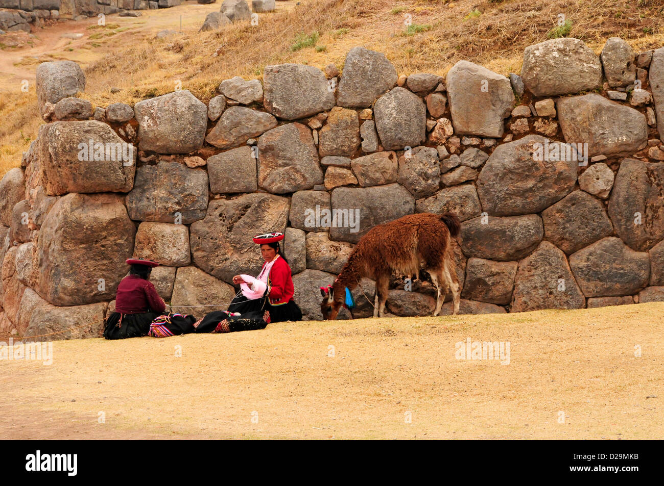 Il Perù, donne tessitura da muro di pietra Foto Stock