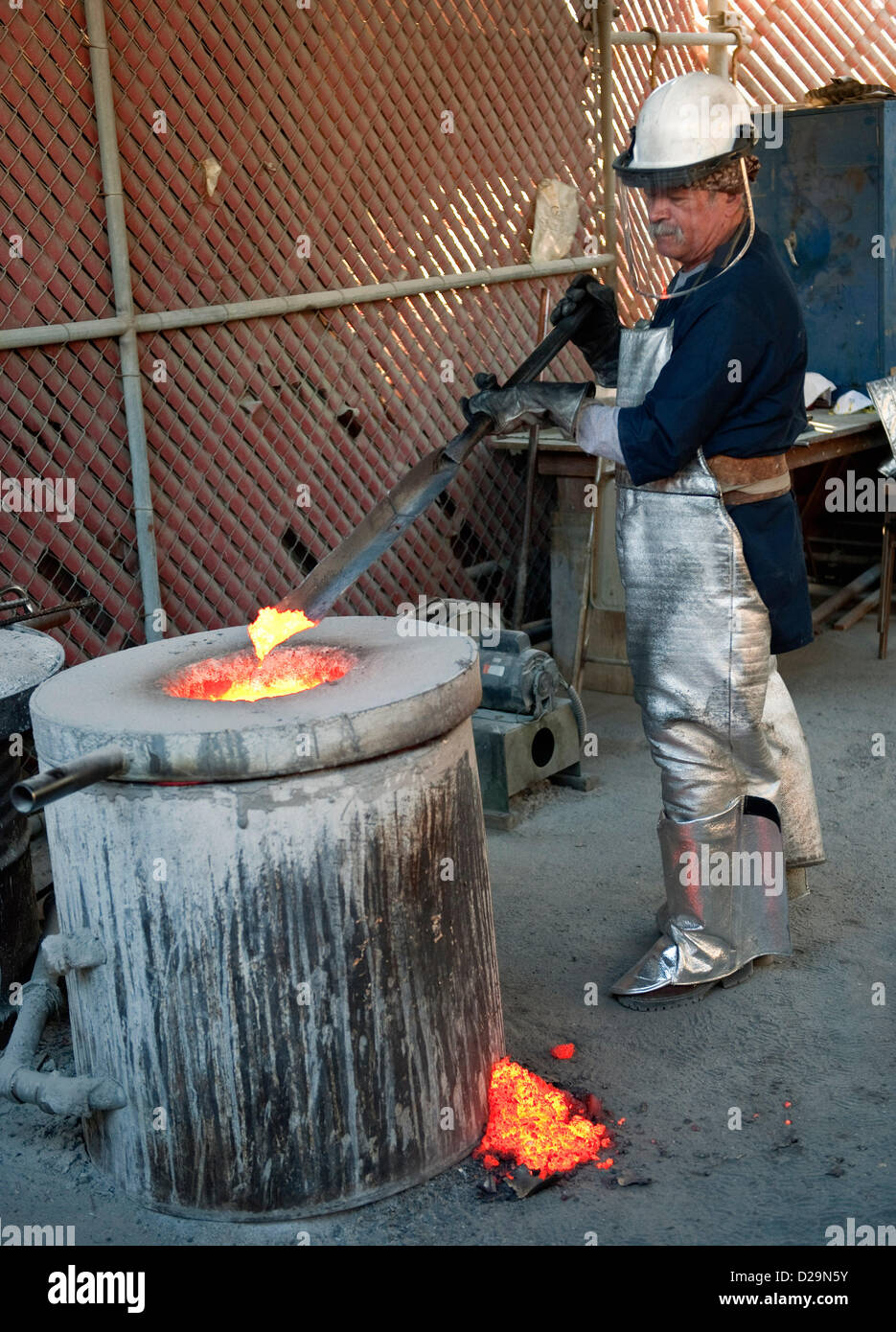 Gen 17, 2013 - Burbank, in California, USA - La condizione di bronzo fuso viene selezionata prima di lavoratori è colata in stampi durante la colata del Screen Actors Guild statuetta - 'l'Attore" - presso la American Fine Arts fonderia. Il stauettes saranno consegnati ai vincitori nel corso della XIX annuale di SAG Awards su 27 Gennaio presso lo Shrine Auditorium di Los Angeles.(Immagine di credito: © Brian Cahn/ZUMAPRESS.com) Foto Stock