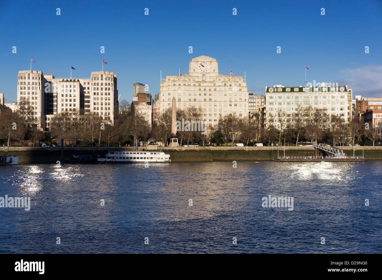 Embankment, London, Regno Unito - edifici L a R: L'Adelphi, Shell Mex House e Savoy Hotel Foto Stock