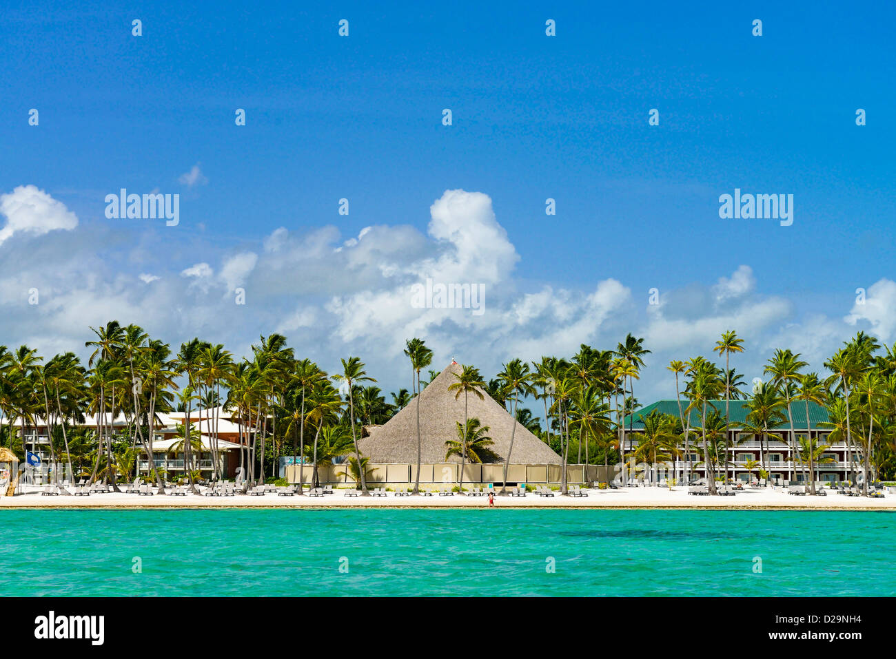 Alberghi e la circolare beach bar lungo la spiaggia di Punta Cana Repubblica Dominicana Foto Stock